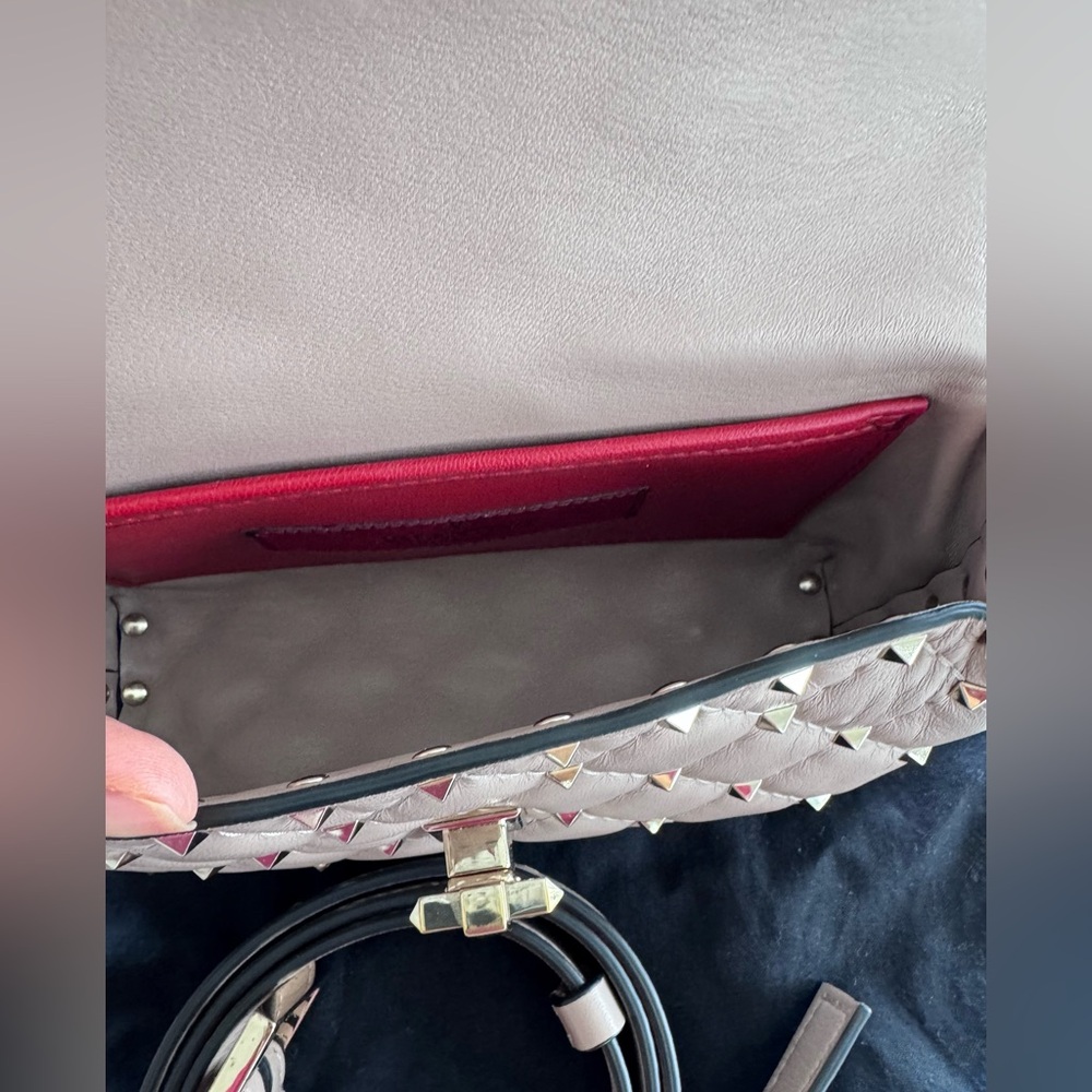 Authentic Valentino Like New Rockstud Bag in Poudre Leather, with Receipt - Picture 3 of 4